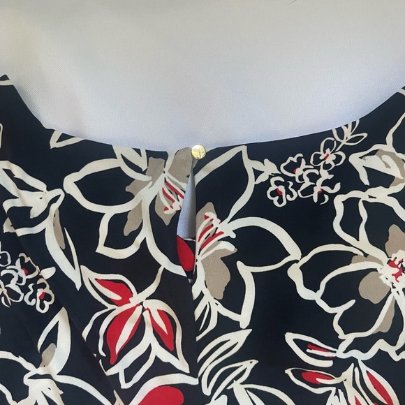 Calvin Klein Tank with pleated neckline; Size XL, 95% poly 5% spandex - Picture 5 of 5